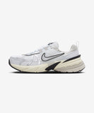 [正規品] Nike V2KランW - サミットホワイト：ピュアプラチナ：ライトアイアンオーア：メタリックシルバー/ FD0736-100 [関税込み] - FootsGo