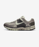 [正規品] Nike ズームボメロ5W - コーブルストーン：ライトボーン：ミディアムアッシュ：ライトボーン/ FB8825-001 [関税込み] - FootsGo