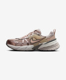 [正規品] Nike V2KランW - パーティクルベージュ：カレッジグレー：ライトボーン：パーティクルベージュ/ FD0736-201 [関税込み] - FootsGo