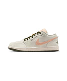 [正規品] Nike エアジョーダン1ロウW - セール：クリムゾンティント：カーゴカーキ / DC0774-111 [関税込み] - FootsGo