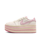 [正規品] Nike エアジョーダン1トリプルスタックW - フェイルアイボリー：モスリン：アイストカーミン/ HV8288-101 [関税込み] - FootsGo