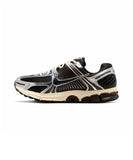 [正規品] Nike ズームボメロ5M - ブラック：メタリックシルバー：ココナッツミルク：クロム / IM3486-003 [関税込み] - FootsGo