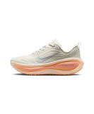 [正規品] Nike ボメロプラスW - ライトボーン：アティックオレンジ：アイスピッチ：メタリックシルバー/ HV8154-012 [関税込み] - FootsGo
