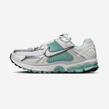 [正規品] Nike ウーマンズナイキズームボメロ5 NEWS HF1877 [関税込み]