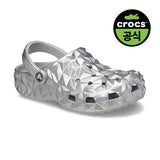 [正規品] Crocs パブリッククラシックメタリックジオメトリッククロッグSV（24SUCL210002） [関税込み]